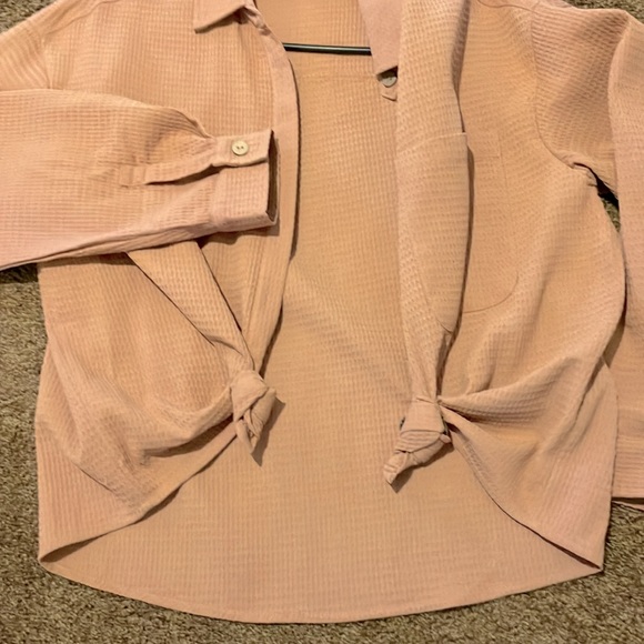 LISTICLE.  TWO PIECE SHORT SET. L/S BLOUSE AND SHORTS. SIZE MEDIUM. SALMON COLOR - Picture 11 of 11